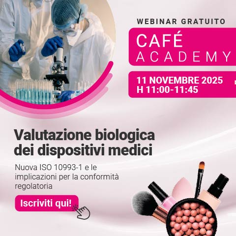 Immagine di due tecnici di laboratorio con camice e guanti blu che stanno effettuando analisi al microscopio, simbolo del webinar sulla valutazione biologica dei dispositivi medici e la nuova ISO 10993-1, che si terrà il prossimo 11 novembre con la business unit Cosmetic & Medical Device di Lifeanalytics