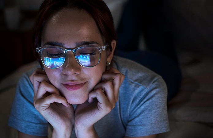 Luce blu: nemica o alleata della pelle?