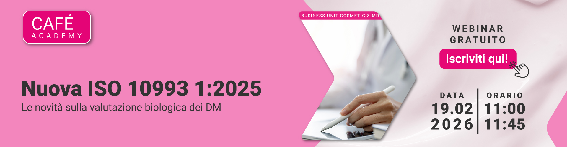 Immagine di una scrivania con una mano che tiene una penna intenta a scrivere, simbolo del webinar gratuito cosmetic and medica device di Lifeanalytics sulla nuova iso 10993:2025