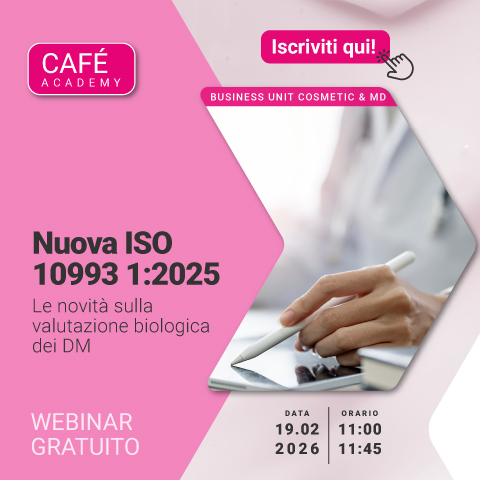 Immagine di una scrivania con una mano che tiene una penna intenta a scrivere, simbolo del webinar gratuito cosmetic and medica device di Lifeanalytics sulla nuova iso 10993:2025