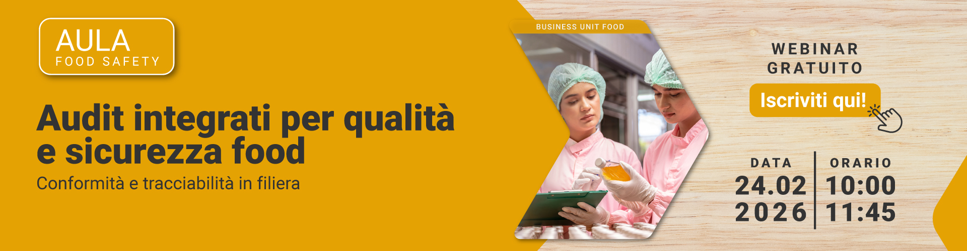 Immagine di due persone con camice e protezioni che stanno esaminando un prodotto alimentare, simbolo del webinar gratuito food di Lifeanalytics su audit integrati per qualità e sicurezza food