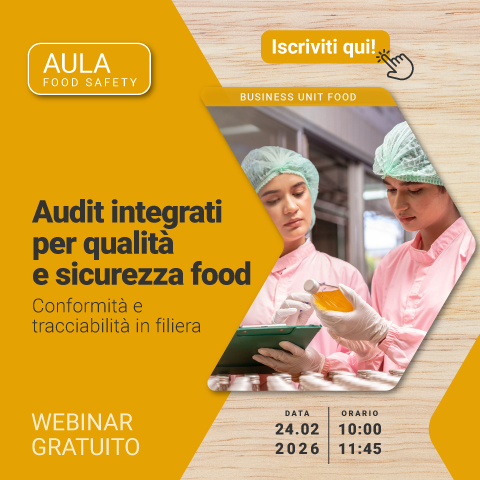 Immagine di due persone con camice e protezioni che stanno esaminando un prodotto alimentare, simbolo del webinar gratuito food di Lifeanalytics su audit integrati per qualità e sicurezza food