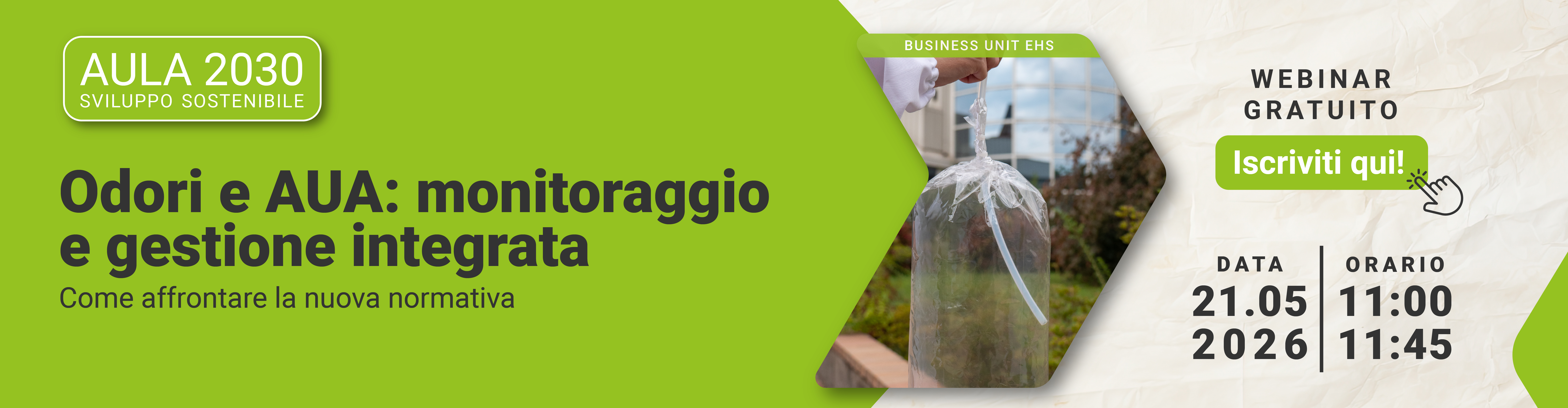 Immagine di una mano che tiene un sacchetto pieno di aria con un giardino e un edificio sullo sfondo, strumento utilizzato per monitorare odori e aua, simbolo del webinar gratuito EHS che tratta l'argomento Odori e AUA: monitoraggio e gestione integrata e come affrontare la nuova normativa