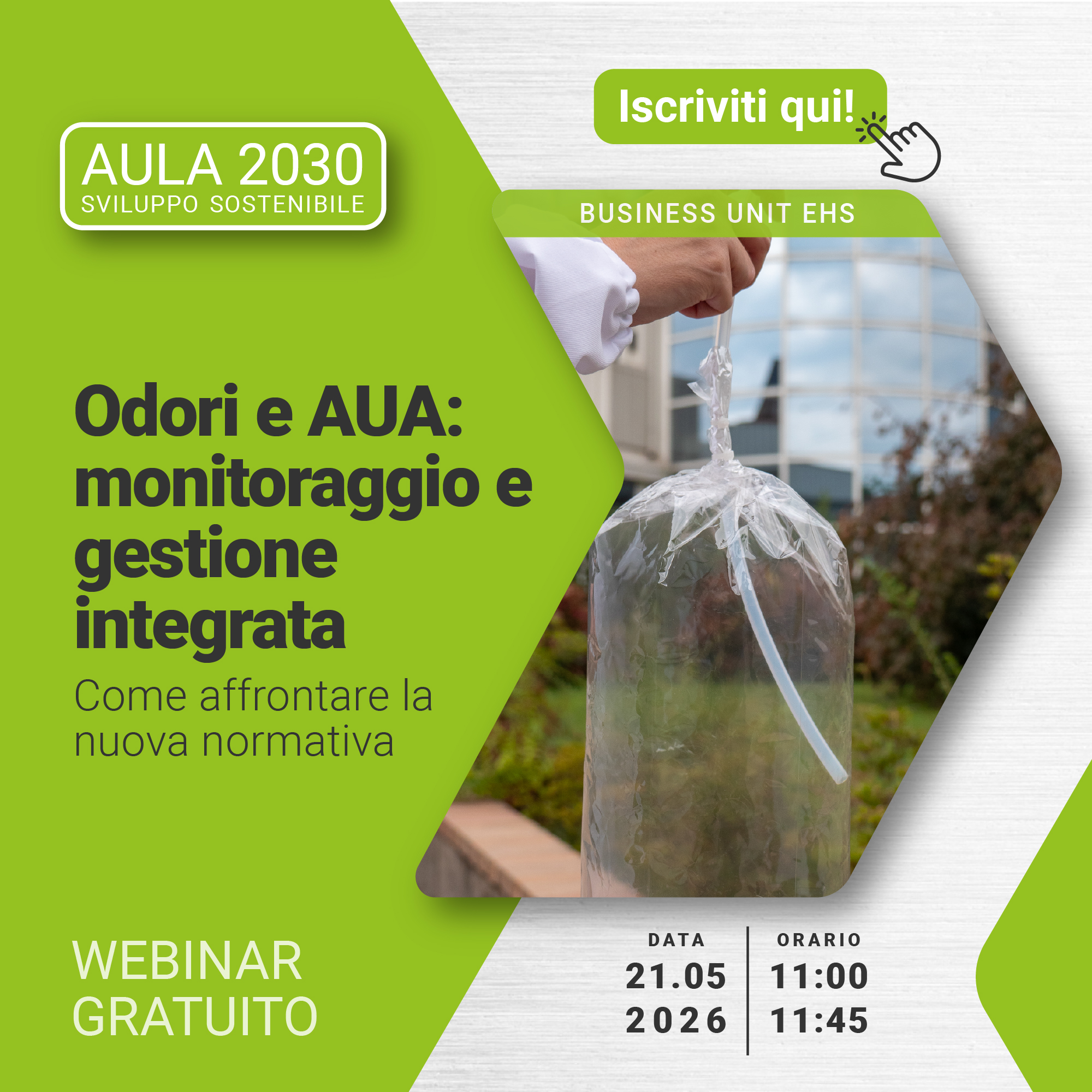 Immagine di una mano che tiene un sacchetto pieno di aria con un giardino e un edificio sullo sfondo, strumento utilizzato per monitorare odori e aua, simbolo del webinar gratuito EHS che tratta l'argomento Odori e AUA: monitoraggio e gestione integrata e come affrontare la nuova normativa