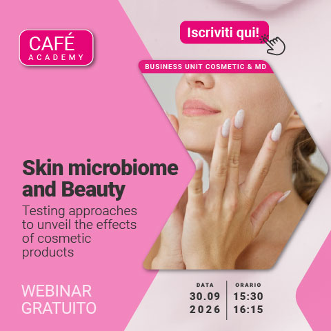 Immagine di una donna che tocca delicatamente la pelle del viso, simbolo del webinar della serie Café Academy di Lifeanalytics Business Unit Cosmetic & Medical Device, con argomento “Skin Microbiome and Beauty: Testing approaches to unveil the effects of cosmetic products” del 30 settembre 2026.