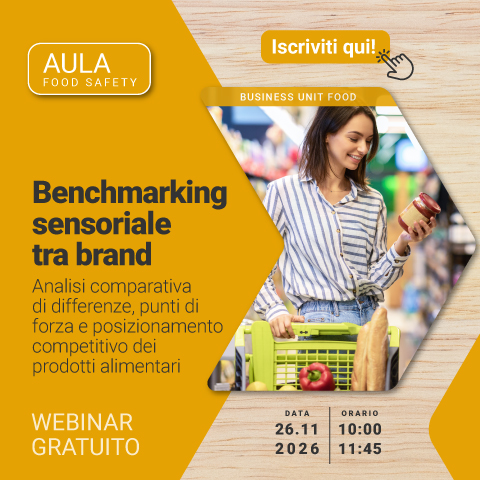 Immagine di una consumatrice al supermercato mentre osserva l’etichetta di un prodotto alimentare, simbolo del webinar gratuito Lifeanalytics Business Unit Food dedicato al benchmarking sensoriale tra brand, all’analisi comparativa delle differenze, dei punti di forza e del posizionamento competitivo dei prodotti alimentari.