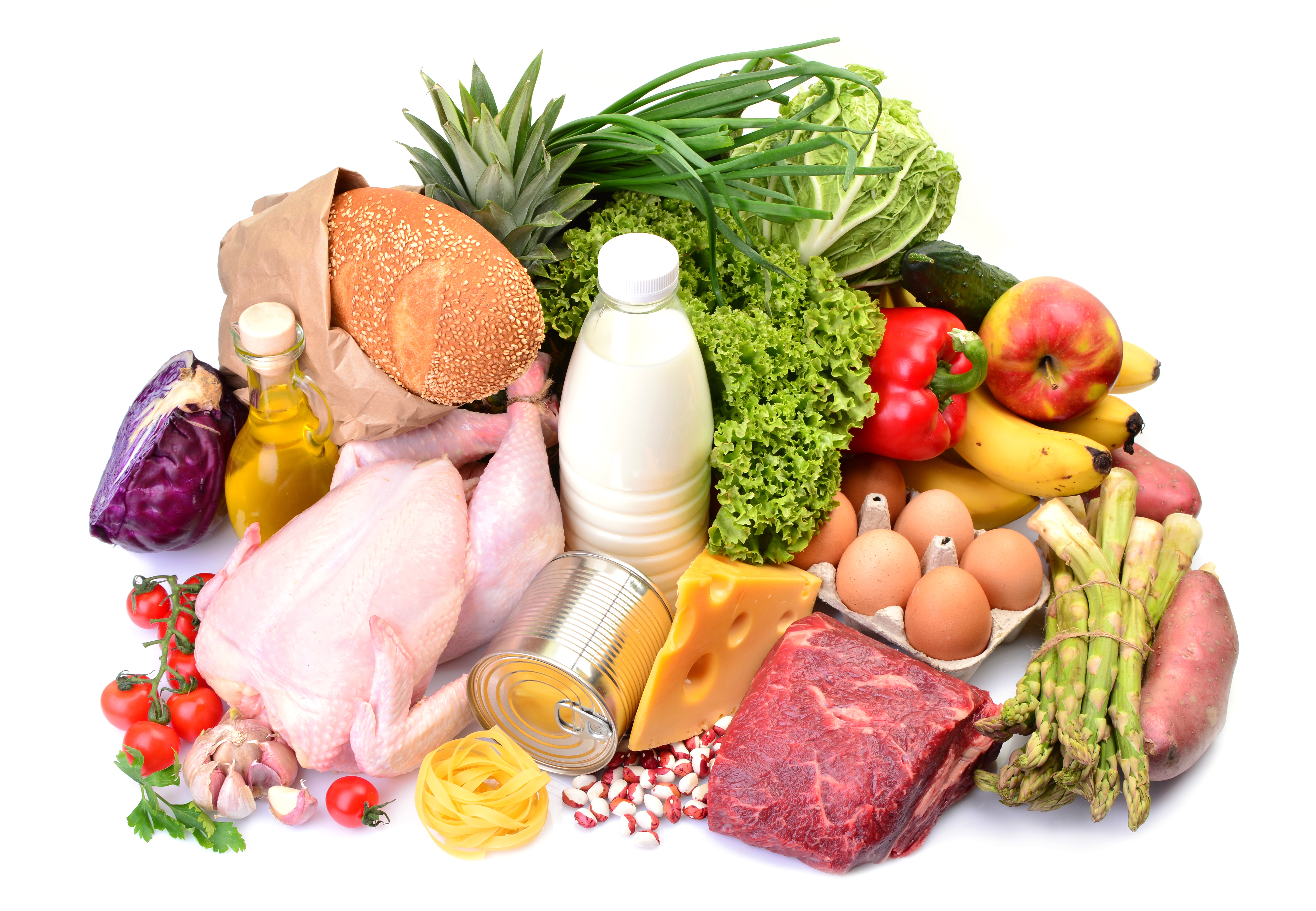 Assortimento di alimenti freschi e confezionati – carne, latte, uova, pane, frutta e verdura – su fondo neutro, simbolo dell’articolo del blog della business unit food sulle novità in materia di PFAS e sugli impatti del D. Lgs. 102/2025 per il settore alimentare