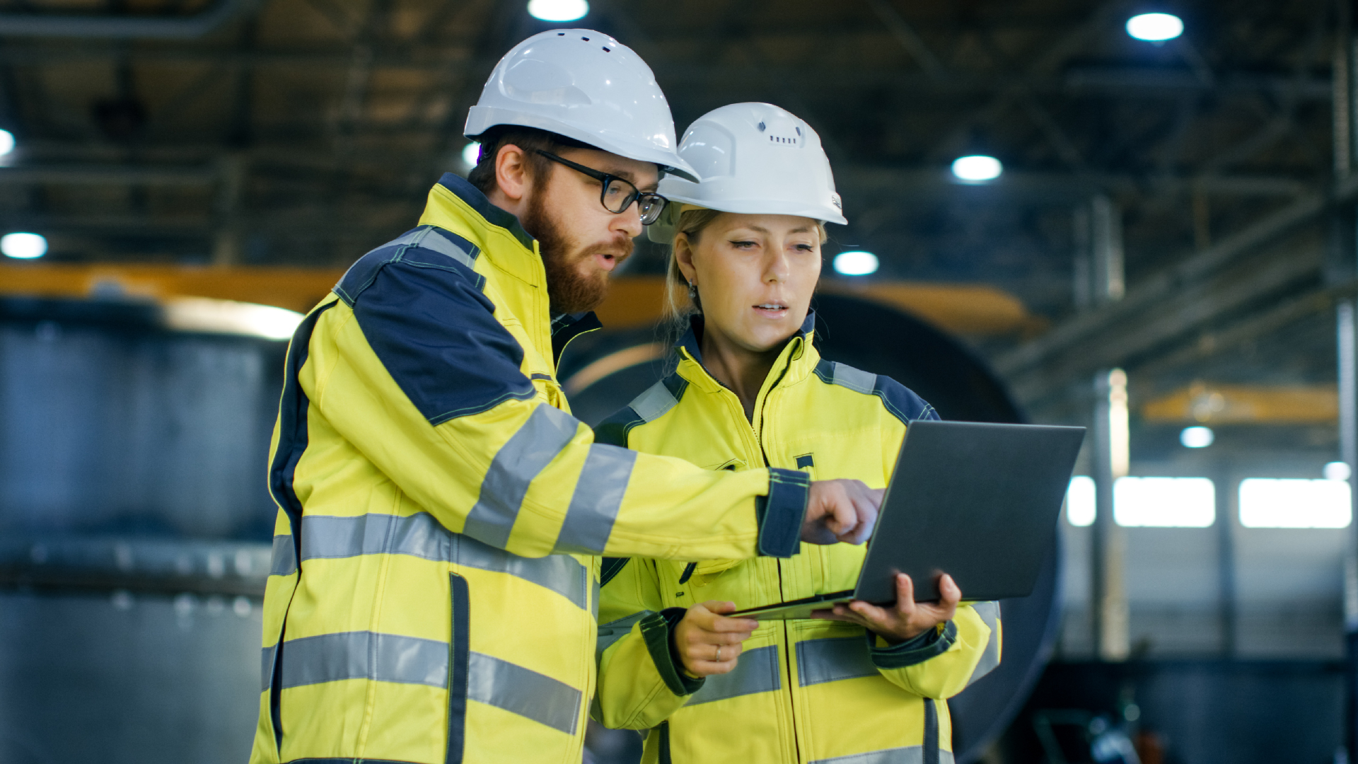 Addetti alla valutazione dei rischi di Lifeanalytics nell’atto di effettuare una consulenza tecnico-specialistica in materia di salute e sicurezza