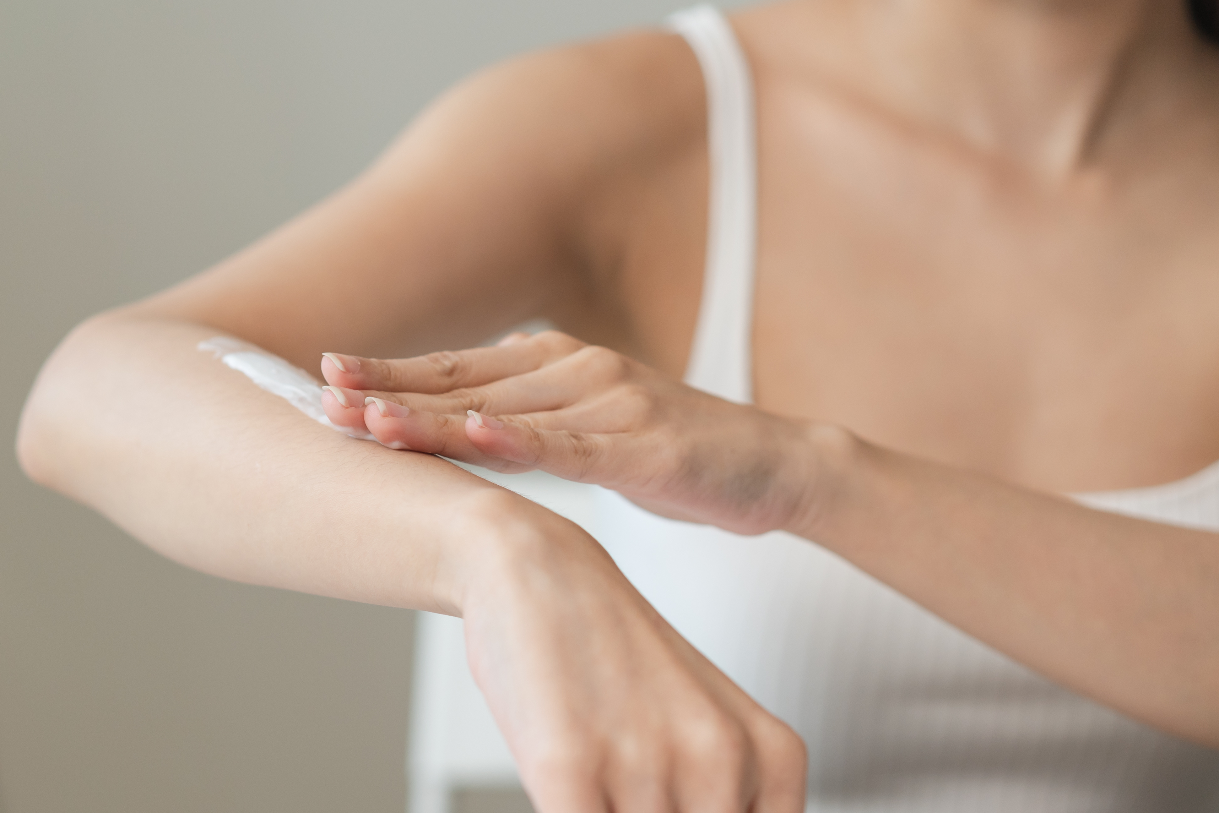 Donna che applica una crema idratante sull’avambraccio, simbolo di un articolo del blog dedicato alla cura della pelle, alla funzione della barriera cutanea e alle soluzioni cosmetiche e medical device proposte da Lifeanalytics