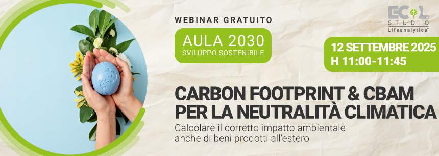 Immagine di mani che tengono un pianeta blu tra fiori e foglie, un caschetto giallo, guanti, occhiali e cuffie, simbolo del webinar EHS di Lifeanalytics sulla Carbon Footprint & CBAM per la Neutralità climatica