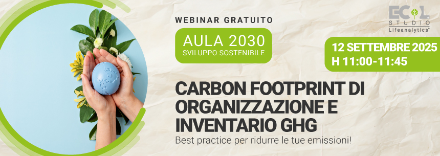 Immagine di mani che tengono un pianeta blu tra fiori e foglie, simbolo del webinar EHS di Lifeanalytics sulla Carbon Footprint di organizzazione e inventario GHG