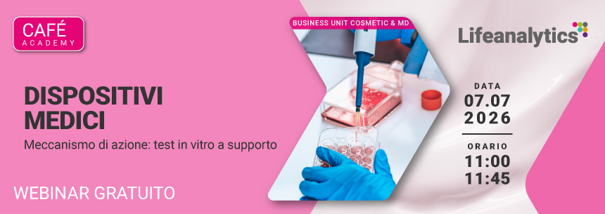 Immagine di mani con guanti blu che manipola strumenti di laboratorio cosmetico, simbolo del webinar d