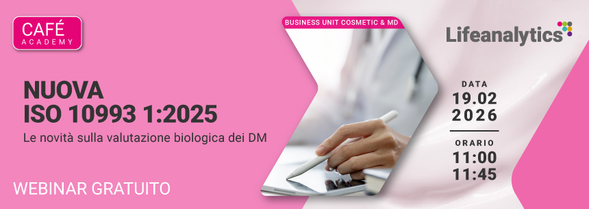 Immagine di una mano con una penna che sta scrivendo sopra un tablet, simbolo del webinar gratuito cosmetic and medical device che tratta l'argomento della nuova ISO 10993 1:2025, novità sulla valutazione biologica dei DM