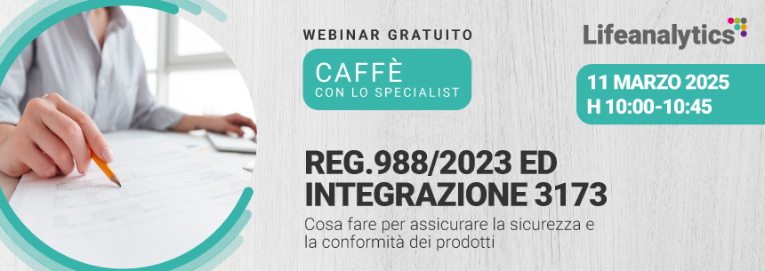 Immagine di una mano con una matita che scorre un documento cartaceo su una scrivania, simbolo del webinar Product Safety di Lifeanalytics sul Regolamento 988/2023 e l'integrazione 3173 per la sicurezza e conformità dei prodotti