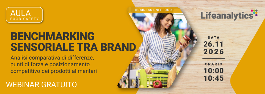 Immagine di una consumatrice al supermercato mentre osserva l’etichetta di un prodotto alimentare, simbolo del webinar gratui