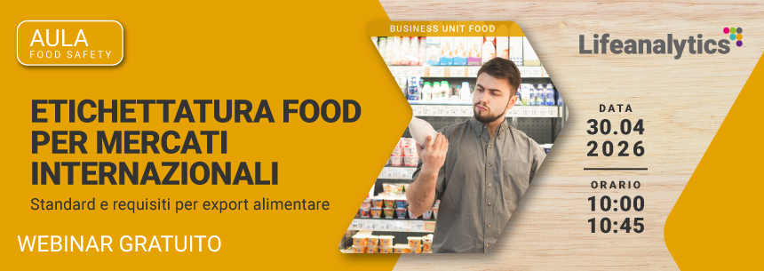 Immagine di un consumatore all'interno di una corsia di un supermercato intento ad osservare l'etichet