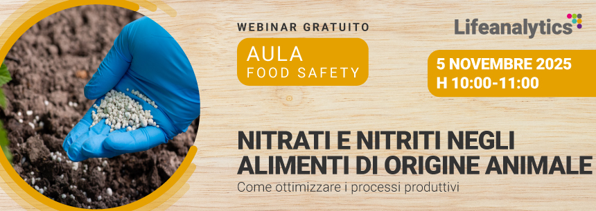 Immagine di una mano con guanto blu che sta concimando la terra con nitrati e nitriti, simbolo del webinar F