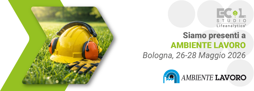 DPI distesi su un prato verde, casco giallo, guanti e cuffie anti rumore simbolo della salute e sicurezza sul lavoro che rappresen