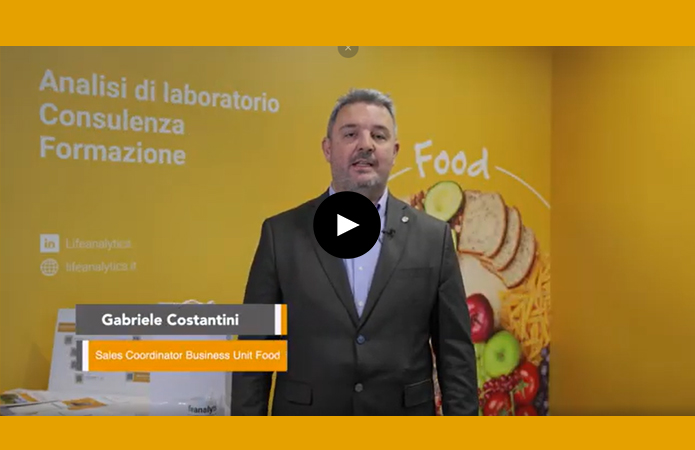 Immagine di una anteprima del video di Gabriele Costantini, Sales Coordinato della business unit food di Lifeanalytics che fa una intervista a TuttoFood 2026