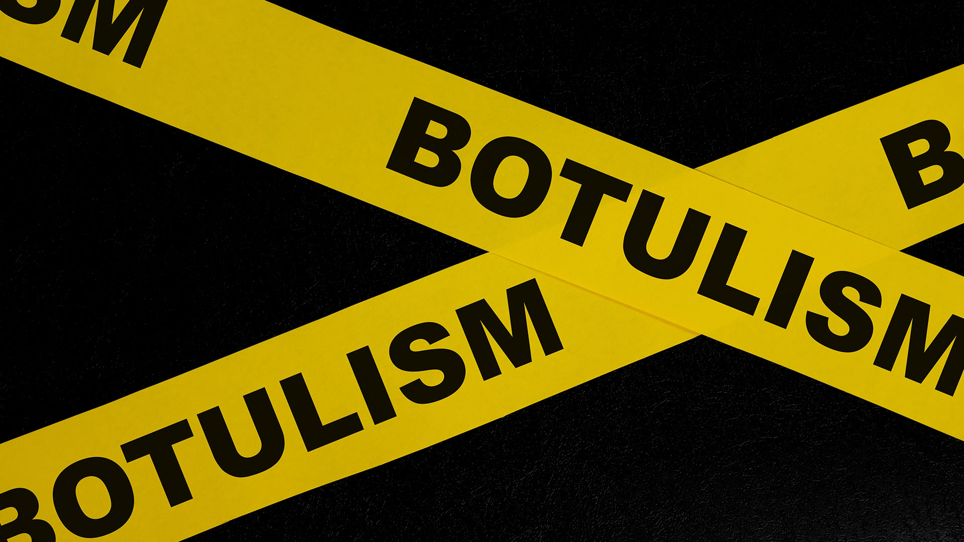 Immagine di un nastro giallo di avvertimento incrociato con la scritta “BOTULISM” su sfondo nero, immagine di pericolo e contaminazione alimentare, simbolo del corso dedicato al botulismo alimentare