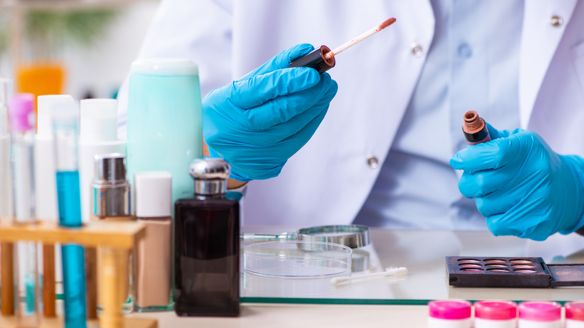 Tecnico di laboratorio intento a prelevare una piccola quantità di un correttore per poter effettuare le analisi che solitamente si effettuano sui decorative cosmetics
