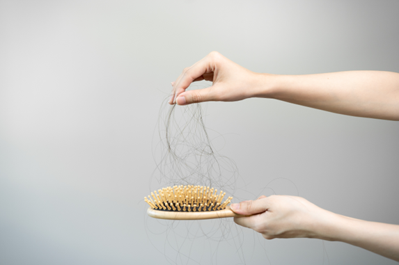 Spazzola con capelli persi: l’importanza di prodotti haircare sicuri ed efficaci per contrastare la caduta dei capelli