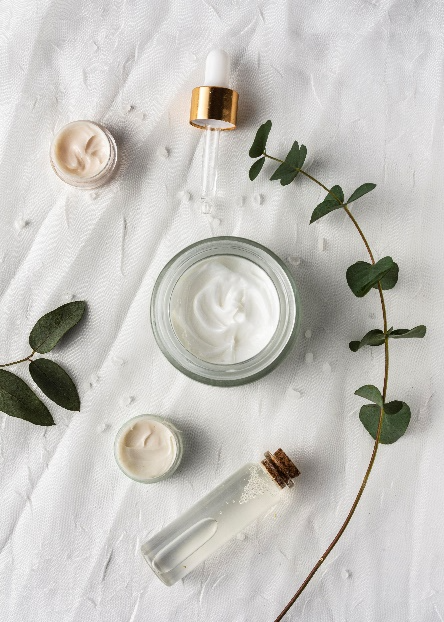 Composizione su sfondo bianco materico con prodotti cosmetici naturali e skincare, simbolo dell’articolo del blog dedicato alla dermocosmesi più efficace, comprendere la pelle al meglio per migliorare l’efficacia nell’ambito della business unit cosmetic & medical device di Lifeanalytics