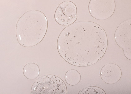 Texture gel cosmetico bolle trasparenti siero skincare idratante macro sfondo neutro cosmetica liquida, simbolo dell’articolo del blog dedicato alla neurocosmesi, quando la cosmetica e la neuroscienza iniziano a parlare la stessa lingua nell’ambito della business unit cosmetic & medical device di Lifeanalytics