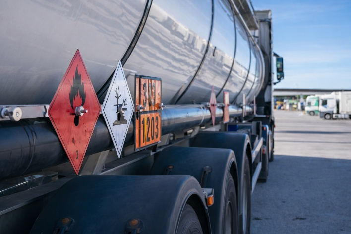 Autocisterna per il trasporto di merci pericolose con pannelli ADR e pittogrammi di rischio (infiammabile e pericoloso per l’ambiente), immagine simbolica dell’articolo dedicato ai rifiuti e ADR Nuovo Accordo M368 della business unit EHS