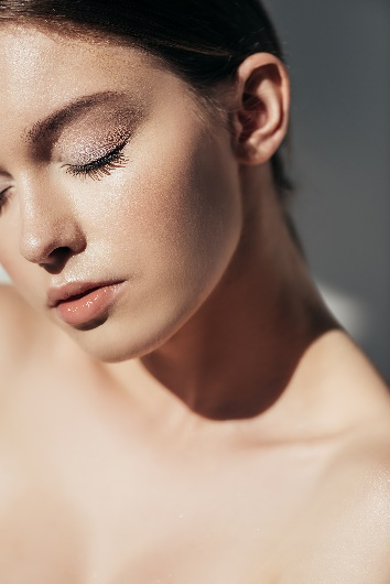 Immagine di un primo piano di donna con pelle luminosa e trucco naturale, concetto di skincare e bellezza naturale, simbolo dell’articolo del blog dedicato ai beauty claim negli integratori alimentari, che cosa sono e cosa dice la legge a riguardo,  della business unit cosmetic & medical device di Lifeanalytics