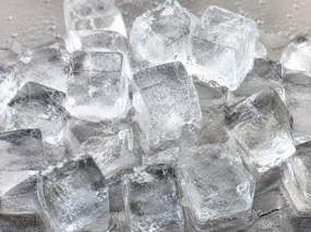 Immagine di un gruppo di cubetti di ghiaccio alimentare, simbolo dell'allerta per richiamo per enterococchi intestinali oltre i limiti di legge, un indicatore chiaro di contaminazione dell'acqua o di criticità igieniche nell'impianto di produzione
