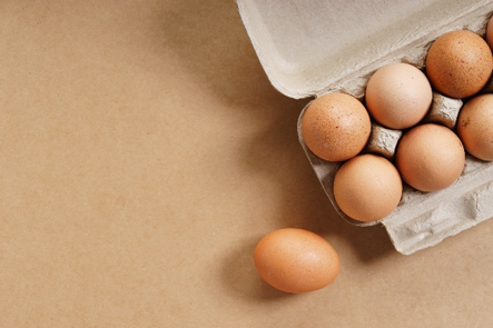 Immagine di uova fresche disposte in un cartone portauova, simbolo di richiamo per rischio di contaminazione da Salmonella Enteritidis