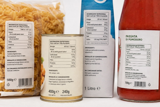 Immagine di diversi prodotti alimentari confezionati con etichette nutrizionali e informazioni obbligatorie in evidenza, simbolo dell’importanza della corretta etichettatura per la sicurezza alimentare e la prevenzione di errori, non conformità e richiami.