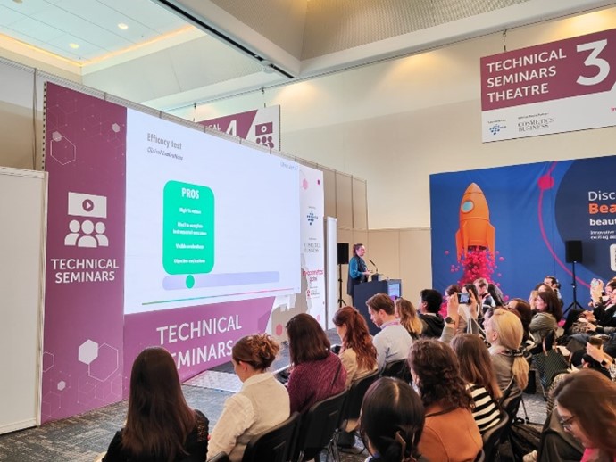 Immagine dell'aula dedicata allo speech dei nostri esperti, simbolo della partecipazione di Lifeanalytics alla fiera cosmetica di In-Cosmetics 2025 a Amsterdam