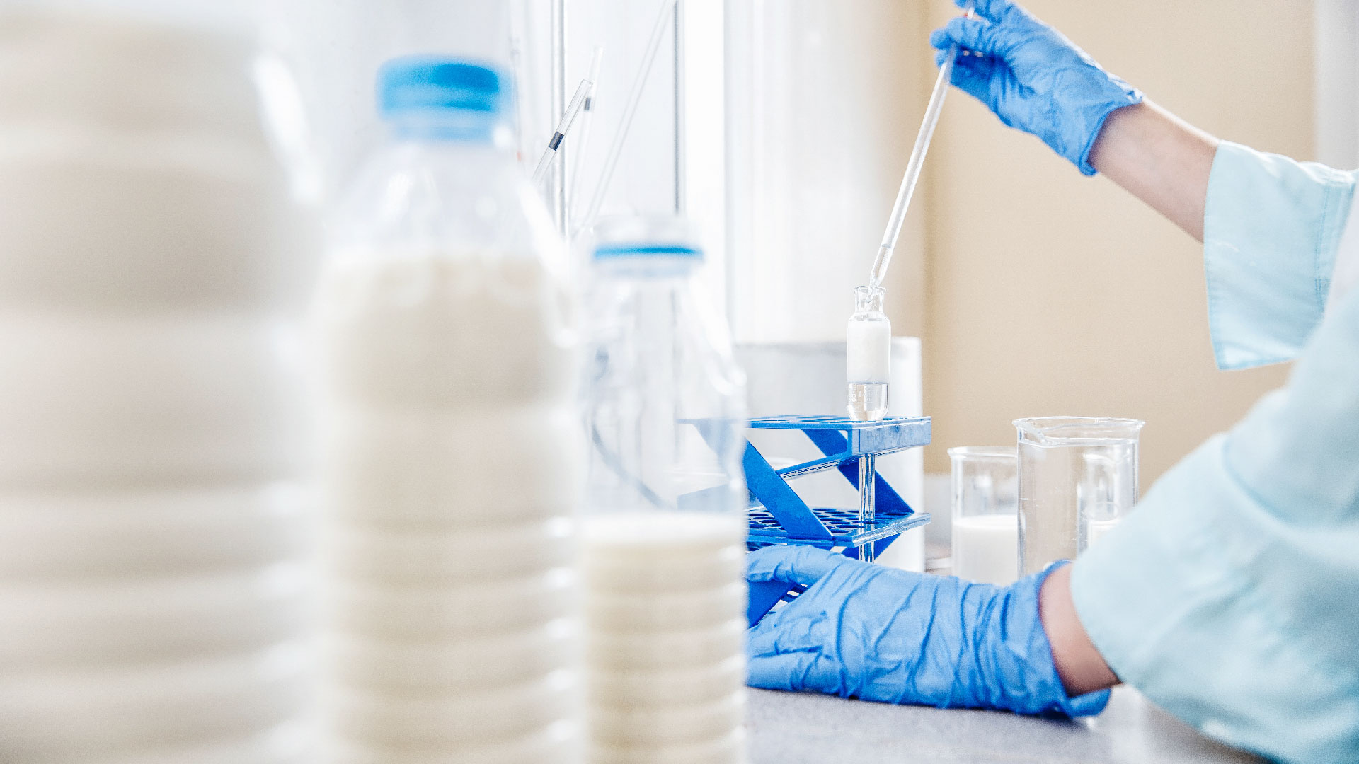 Tecnico di laboratorio esegue analisi chimiche, microbiologiche e nutrizionali su alimenti, inclusi latte e derivati, per garantire la conformità HACCP, rilevare allergeni e valutare le proprietà sensoriali tramite challenge test., simbolo del servizio food latte e derivati di Lifeanalytics