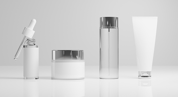Set di confezioni cosmetiche minimaliste su sfondo bianco, con flacone contagocce, barattolo, bottiglia trasparente e tubo in plastica, simbolo dell'articolo del blog cosmetic and medical device di Lifeanalytics sulla Sostenibilità: il rischio microbiologico nella cosmesi green