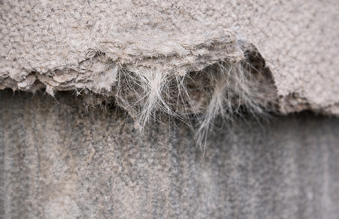 Dettaglio di materiale contenente amianto deteriorato, immagine simbolica dell’articolo dedicato alle nuove regole del D.Lgs. 213/2025 per la gestione del rischio amianto e la prevenzione dell'esposizione nei luoghi di lavoro della business unit EHS