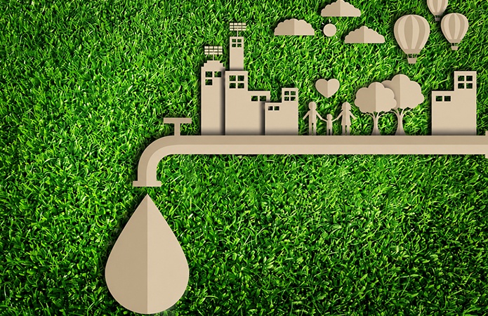Rubinetto con goccia d’acqua e rappresentazione stilizzata di edifici, persone e ambiente su sfondo verde, immagine simbolica dell’articolo dedicato alla prevenzione della Legionella, alla valutazione del rischio e alla gestione sicura degli impianti idrici della business unit EHS.