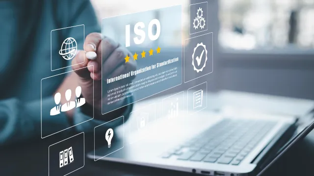 Consulente dotato di computer intento a lavorare a una certificazione di qualità