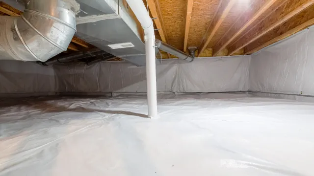Cantina completamente incapsulata con coperte termoregolatorie. Tubi del sistema di mitigazione dei rischi radon visibili.