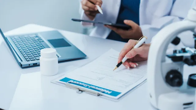 Tecnici che effettuano la verifica degli standard volontari di un prodotto tramite compilazione di una checklist