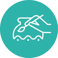 Mano con pennello che restaura un vaso, simbolo del mercato di restauratori, progettisti, soprintendenze e delle imprese di restauro in cui Lifeanalytics offre una gamma di servizi specialistici di analisi diagnostiche e di consulenza per la progettazione del restauro relativamente sia ai i beni storico-artistici, sia sulle strutture